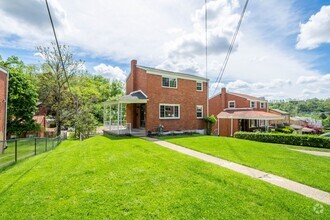 Building Photo - AVAILABLE JUNE 1ST!! STUNNING 3 BEDROOM IN...