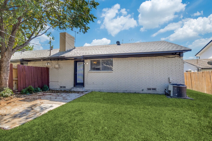 Building Photo - 15825 El Estado Dr