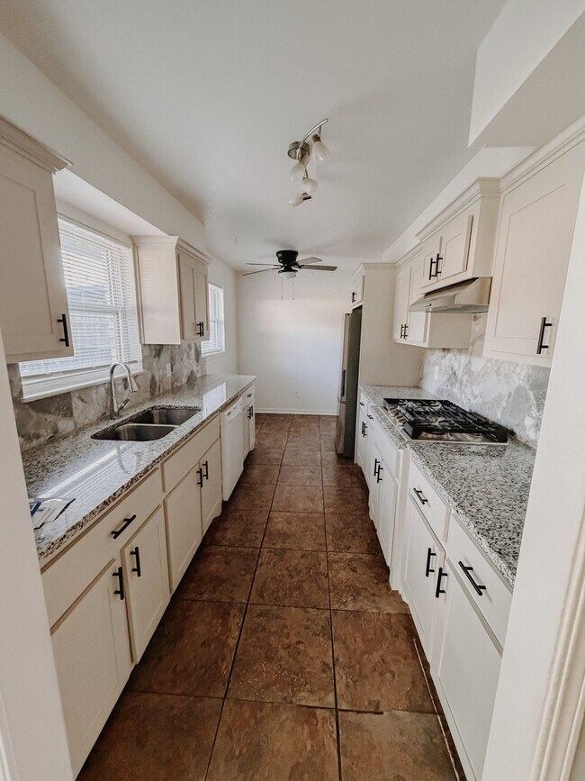 Building Photo - 6336 N Hammond Ave