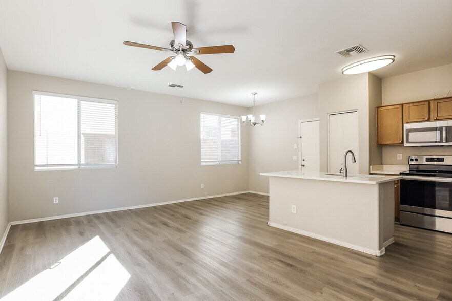 Building Photo - 5208 W Warner St