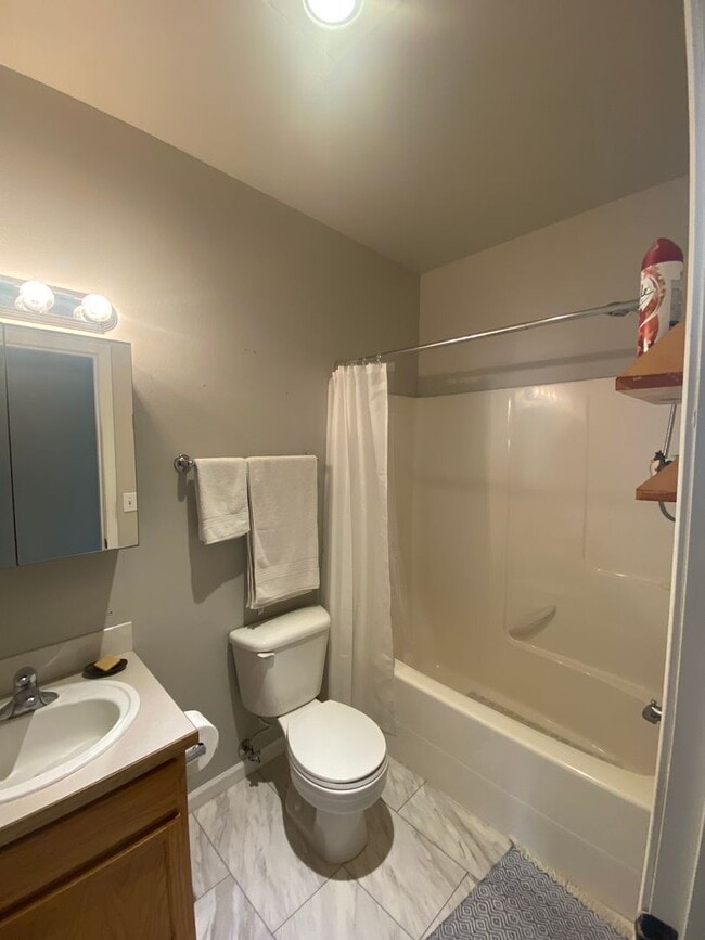 Building Photo - Single level home located in Redmond!  RV ...