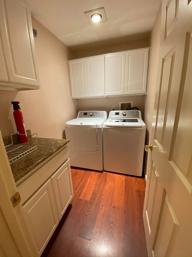 Building Photo - Desired Location in Kirkland - 2 Bedroom 2...
