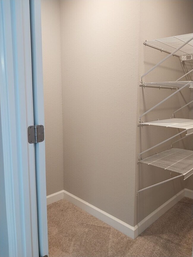 Building Photo - Gorgeous 3 Bedroom 2.5 Bath Townhome