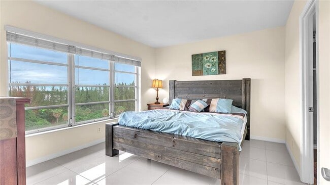 Building Photo - 3150 N Palm Aire Dr