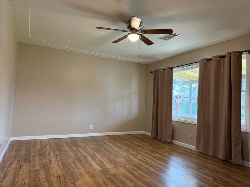 Building Photo - 1690 Almond Ave