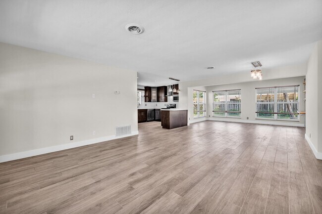 Building Photo - 921 SE 15th Ct