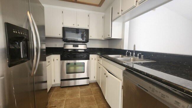 Building Photo - 3 Bedroom, 2 Bath Condo in Eastlake Shores