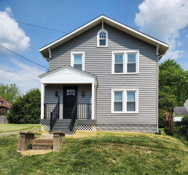 Building Photo - 3 Bed/2 Bath House Located in Suncrest Lawncare included - Available NOW