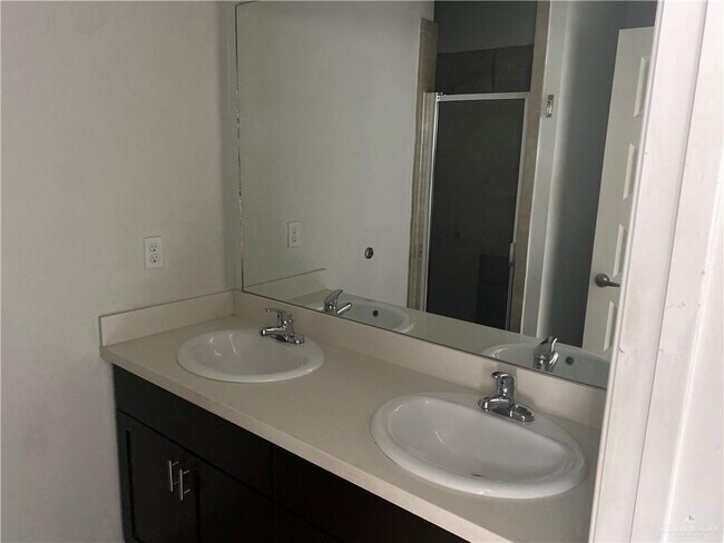 Building Photo - 16 Valeria St