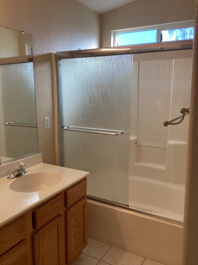 Building Photo - Northeast Single Story Home in River Oaks ...