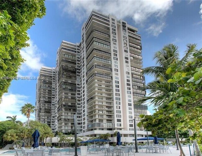 Building Photo - 2333 Brickell Ave