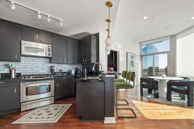 Building Photo - 500 Throckmorton St