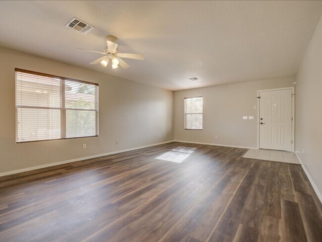 Building Photo - 4 Bedroom 2 Bathroom