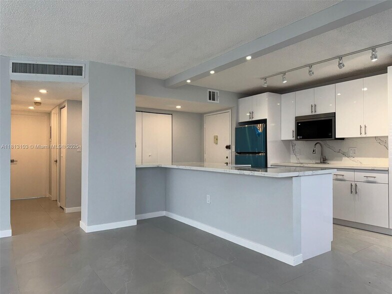 Building Photo - 1300 NE Miami Gardens Dr