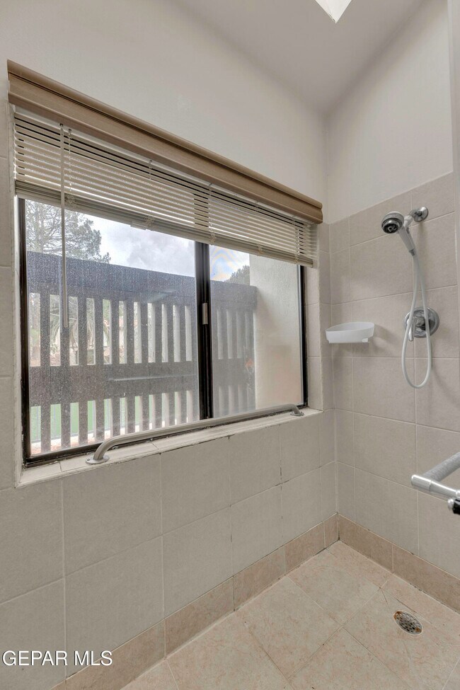 Building Photo - 620 Lakeway Dr