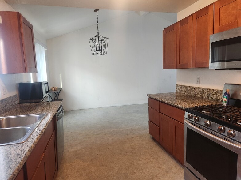 kitchen to dining - 625 S Osage Ave