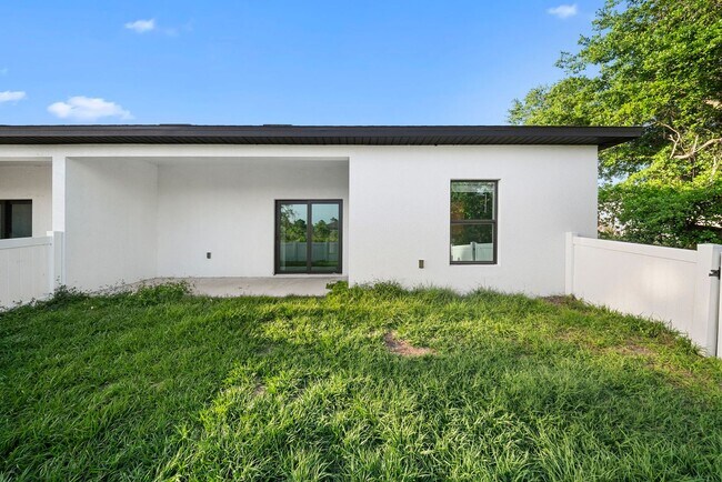 Building Photo - 26483-26483 Sandhill Blvd