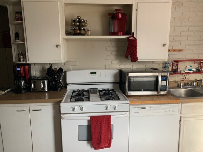 Building Photo - Spacious 3 Bedroom 1 Bath Unit in North Mi...