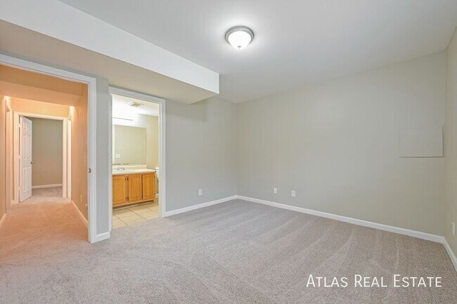 Building Photo - 4650 Vine St