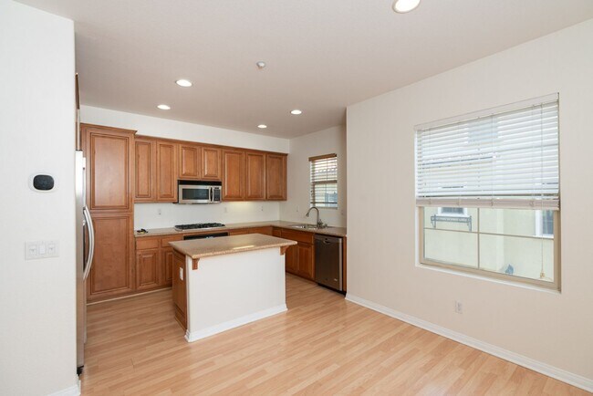Building Photo - 3 Bedroom Townhome in the Escala Community of Mission Valley