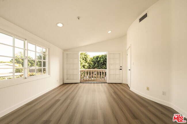 Building Photo - 1109 Pine Dr