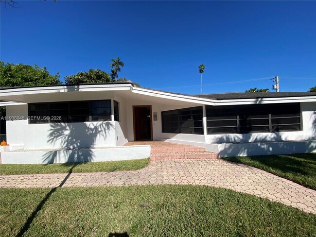 Building Photo - 1101 Bay Dr