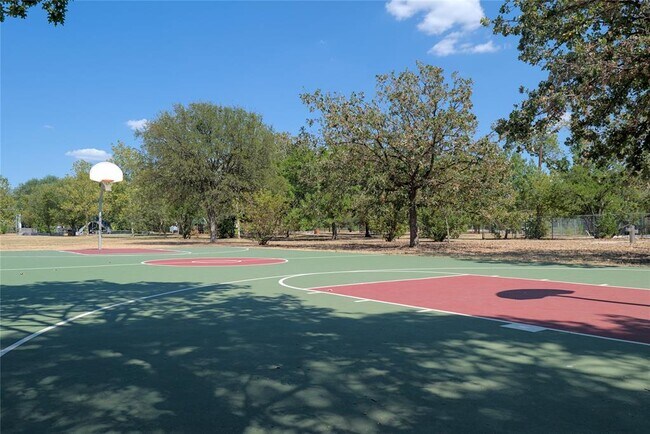 Building Photo - 1505 Karen Ave