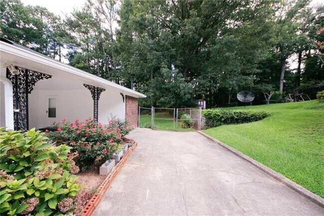 Building Photo - 840 Howard Ct SW