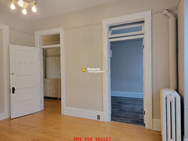 Building Photo - 4 or 5 Bedroom Upper Luxury Apartment with Custom Fireplace in Historic Building