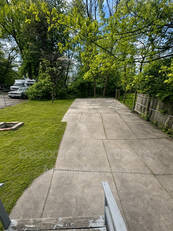 Building Photo - 9814 Dunlap Ave