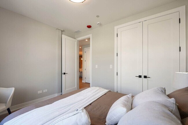 Building Photo - 2344 W Polk St