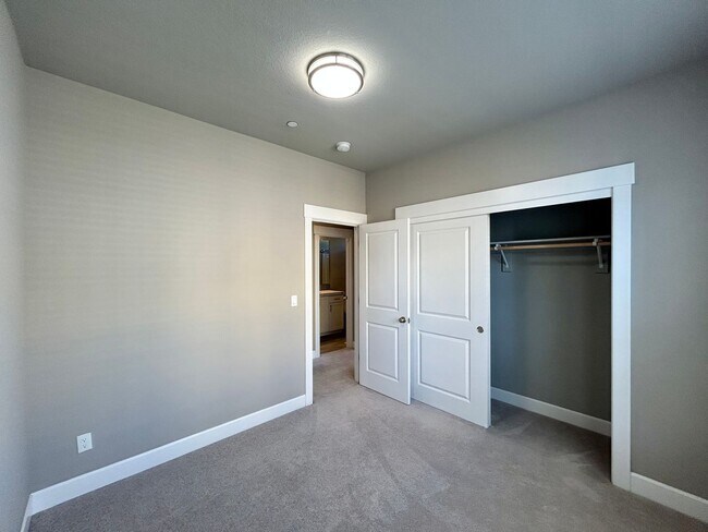 Building Photo - Luxury and Convenience Awaits in this Stunning 3 Bedroom, 2.5 Bathroom House with Abundant Parkin...