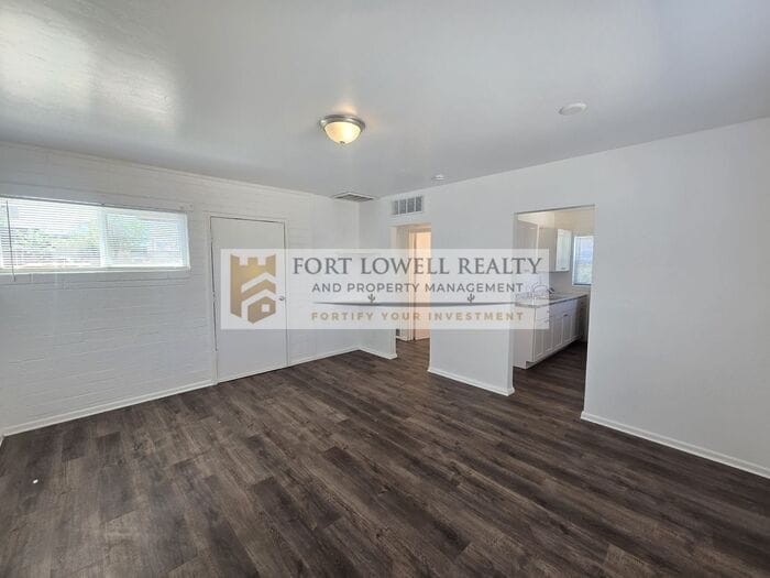 Building Photo - 3049 E Proctor Vista