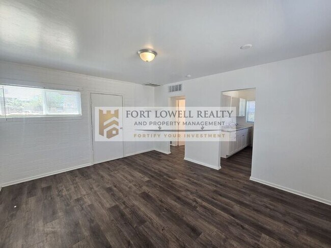 Building Photo - Modern 1 Bed / 1 Bath Apartment with Private Yard!