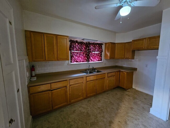 Building Photo - Cozy Single-family Home