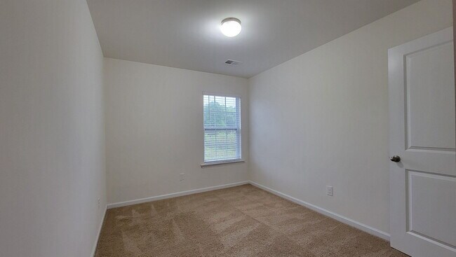 Building Photo - MOVE-IN SPECIAL! 1/2 OFF 1st MONTHS RENT.