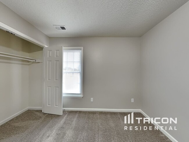 Building Photo - 561 Yellow Berry Run