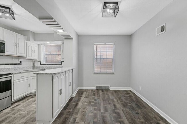 Building Photo - 5836 Sunshine Dr