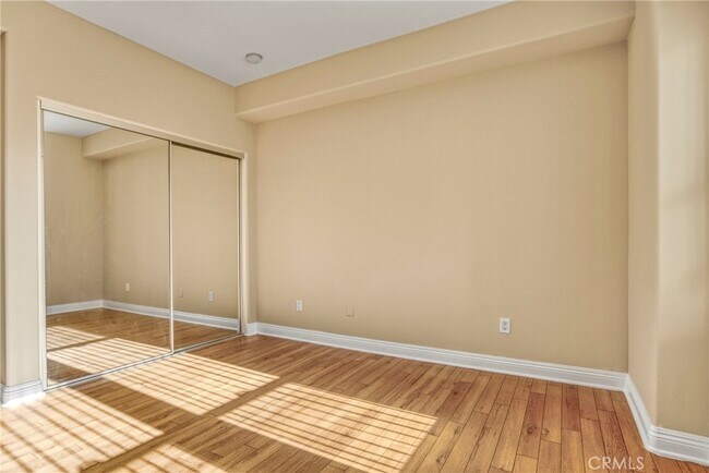 Building Photo - 12916 Moorpark St