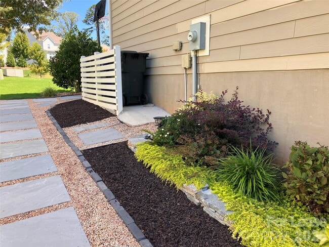 Building Photo - 8634 Shadetree St