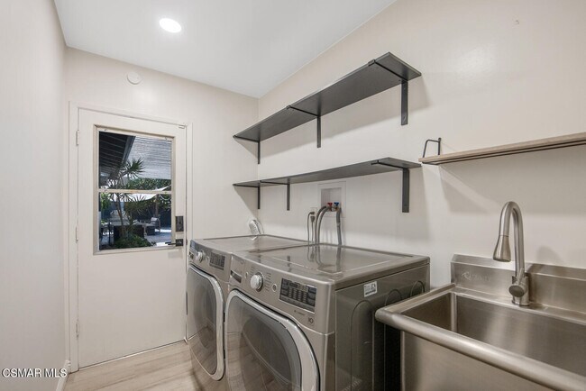 Building Photo - 1449 Norwich Ave