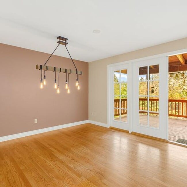 Building Photo - Secluded Lake Sammamish 3 bedroom plus bon...