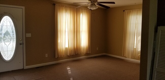 Building Photo - 3 Bedroom 1 Bath Home