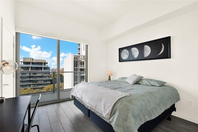 Building Photo - 1600 SW 1st Ave