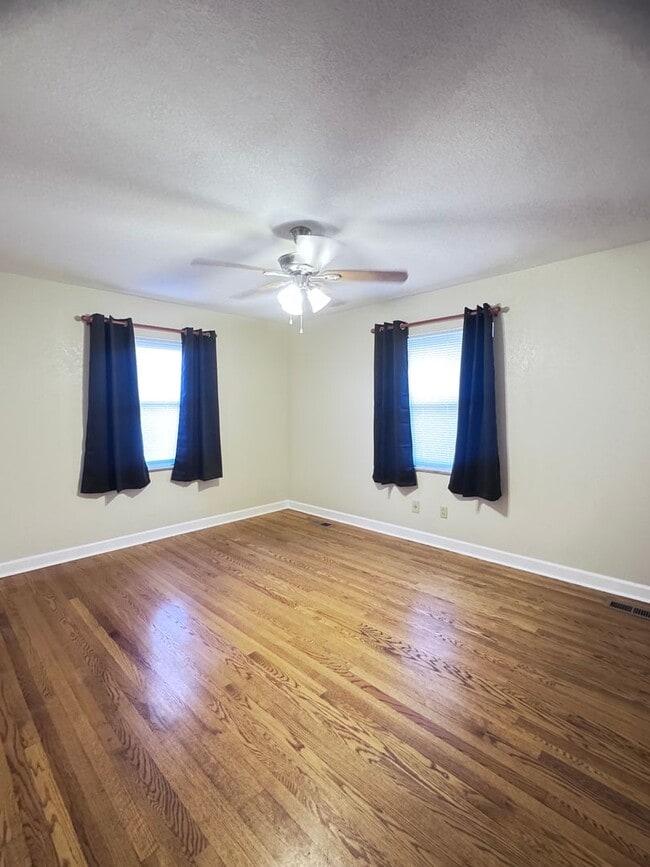 Building Photo - Friendsville 37737 - 3 bedroom, 2.5 bath home - Contact Jackie Mills (865) 748-2851