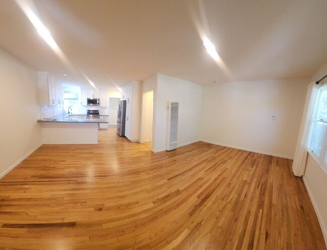 Building Photo - Well maintained 5 bedroom 2 bath with garage