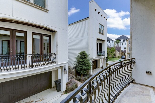 Building Photo - Beautiful 3 bedroom/3.5 bath Mediterranean...