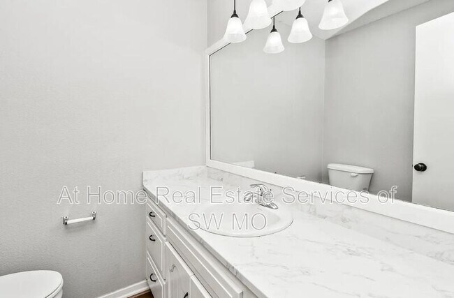 Building Photo - 834 E Manchester Dr