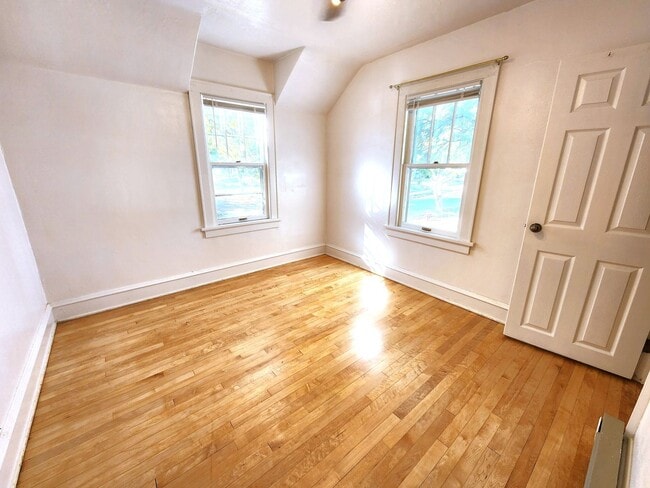 Building Photo - 3-bedroom single family in West Allis - Available now!