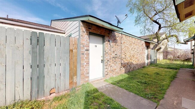 Primary Photo - 725 Peppertree Dr